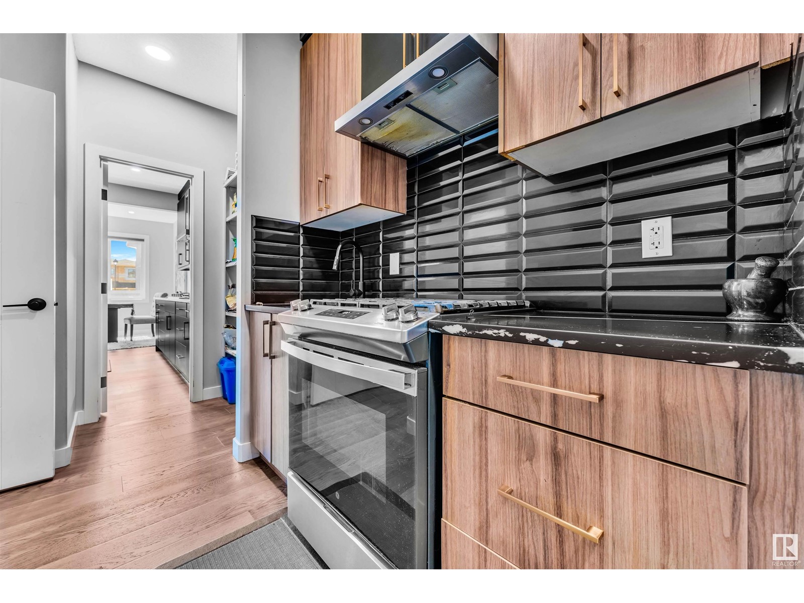 Property at 1027 150 AV NW image 4