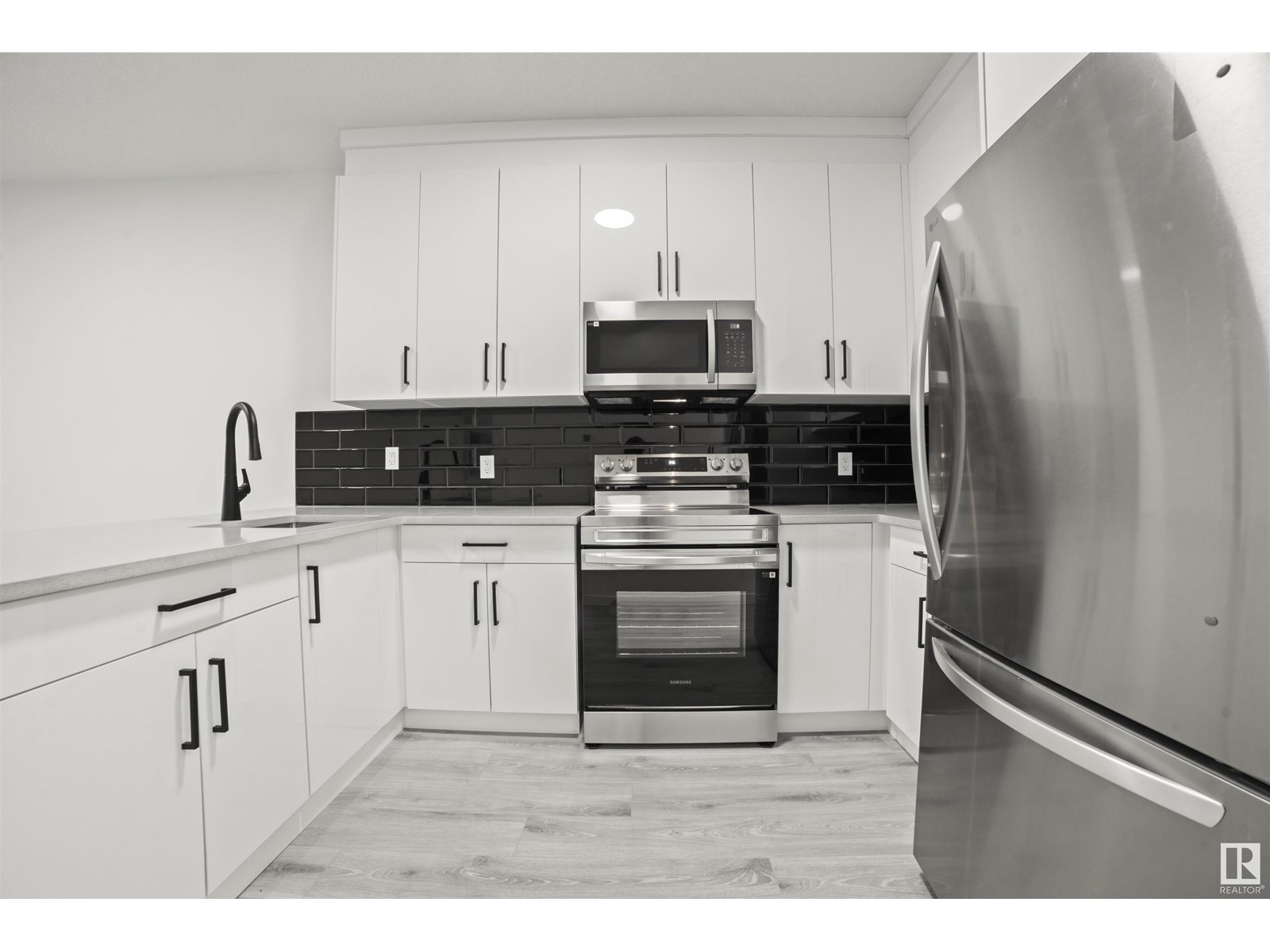 Property at 10918/20 76 AV NW image 2