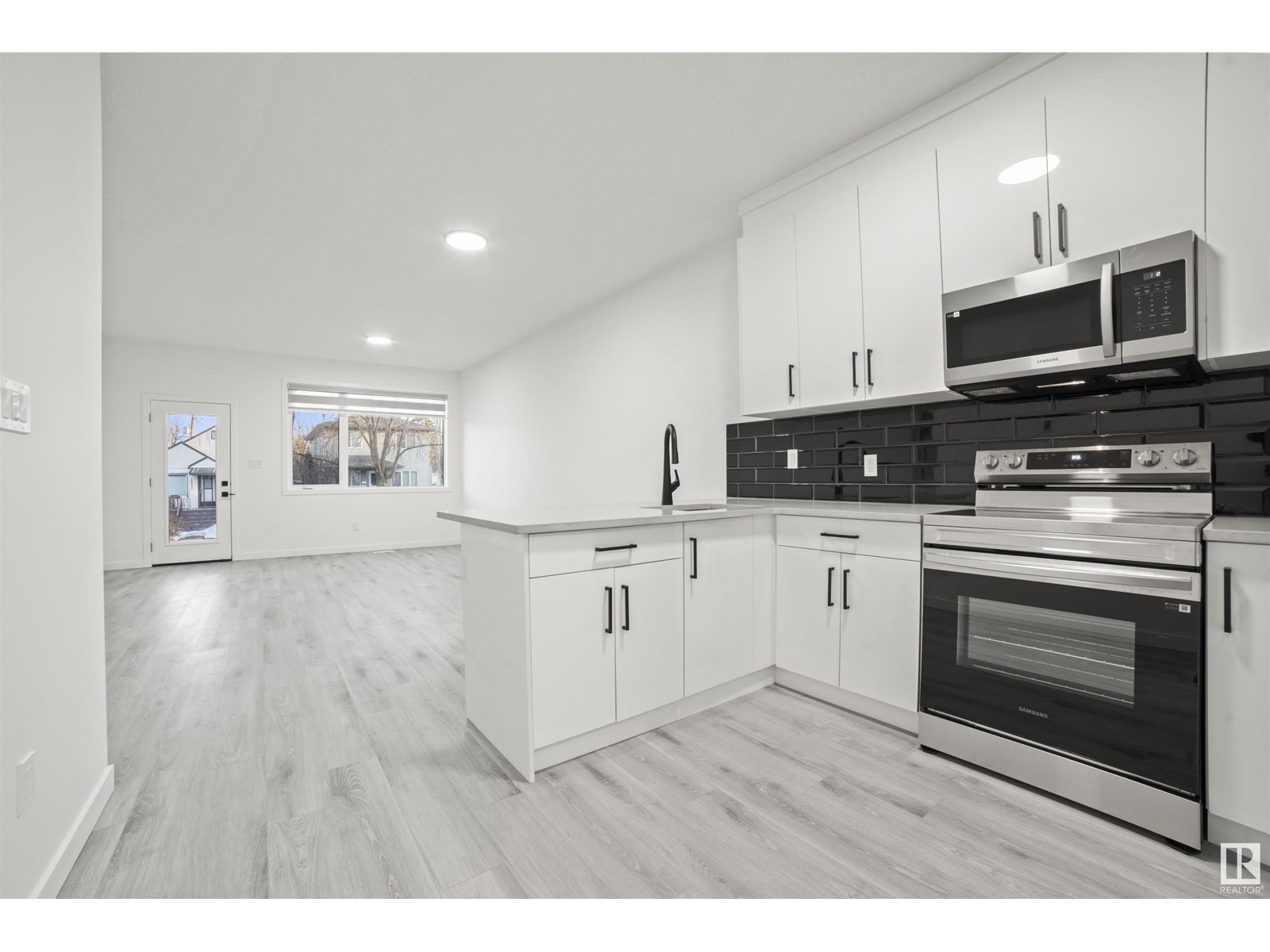 Property at 10918/20 76 AV NW image 3