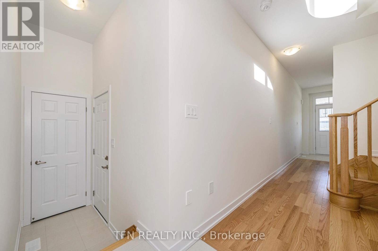 70 Wintergreen Crescent, Haldimand, Ontario  N3W 0H8 - Photo 3 - X12108868