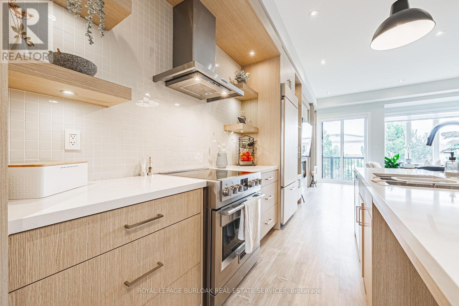 266 Vellwood Common, Oakville, Ontario  L6L 6W2 - Photo 2 - W12080659