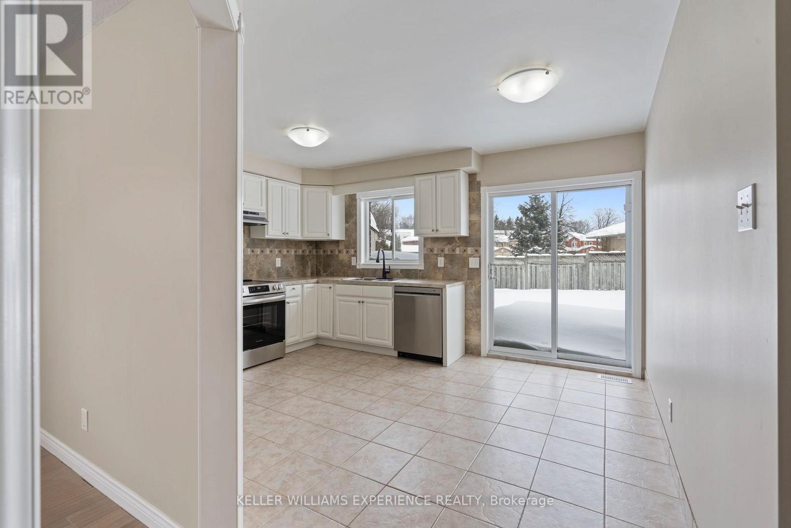 62 Mapleton Avenue, Barrie, Ontario  L4N 7L6 - Photo 16 - S12111268