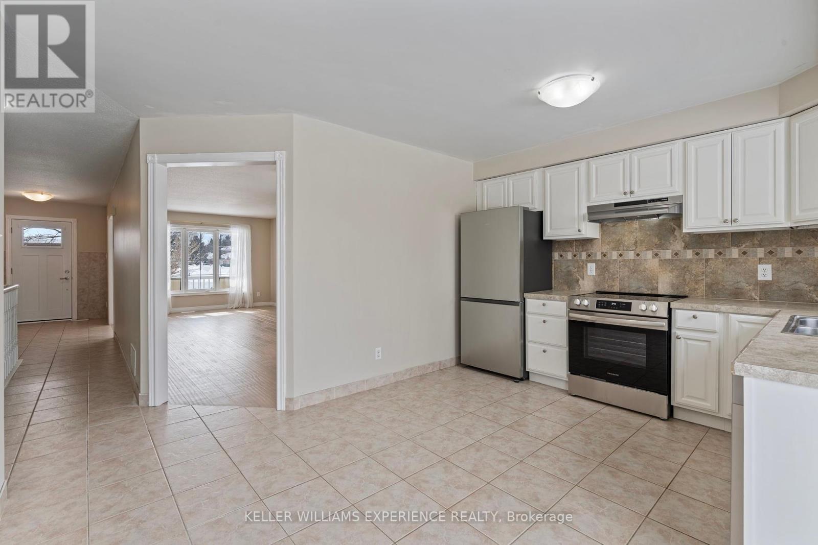 62 Mapleton Avenue, Barrie, Ontario  L4N 7L6 - Photo 17 - S12111268