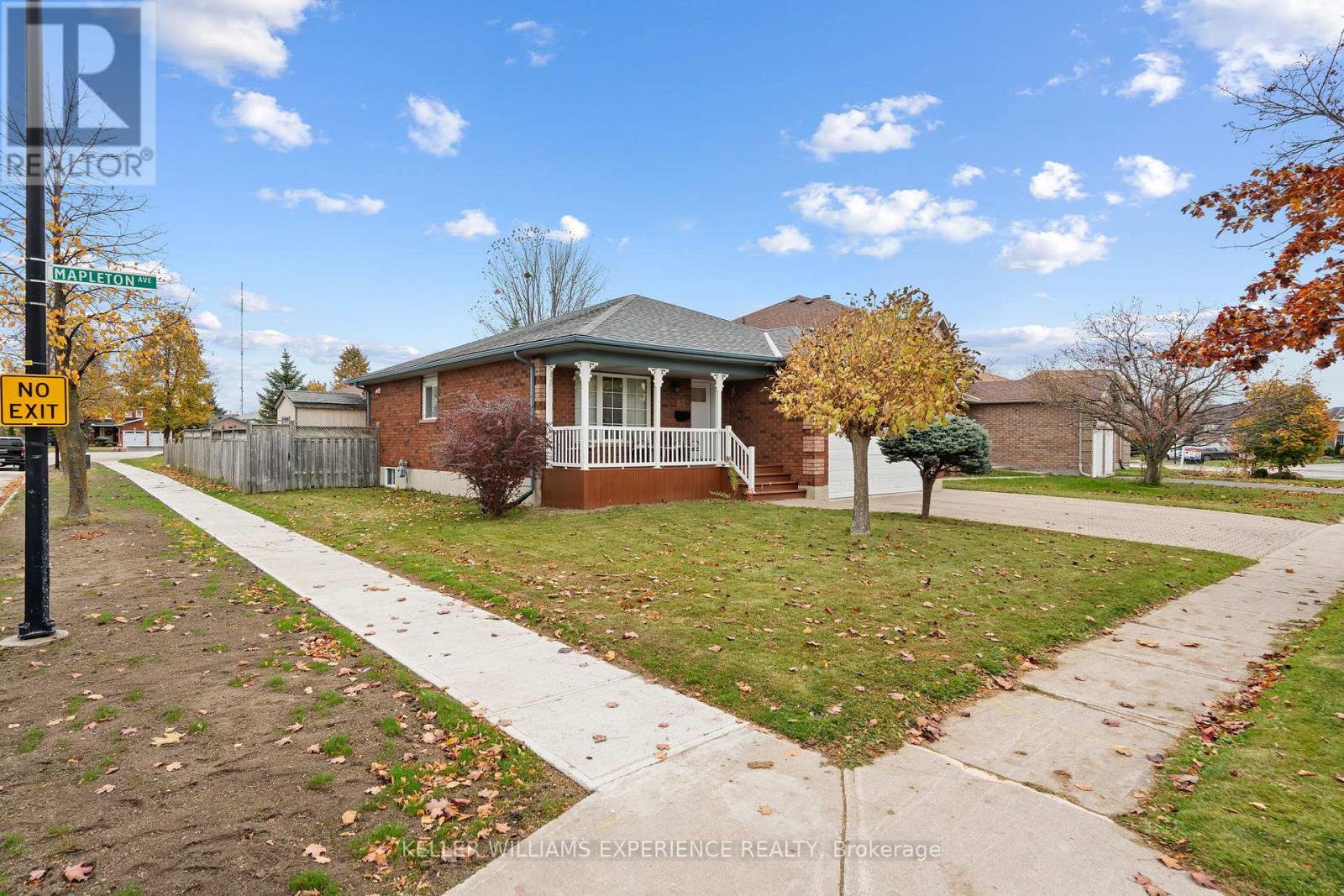 62 Mapleton Avenue, Barrie, Ontario  L4N 7L6 - Photo 3 - S12111268