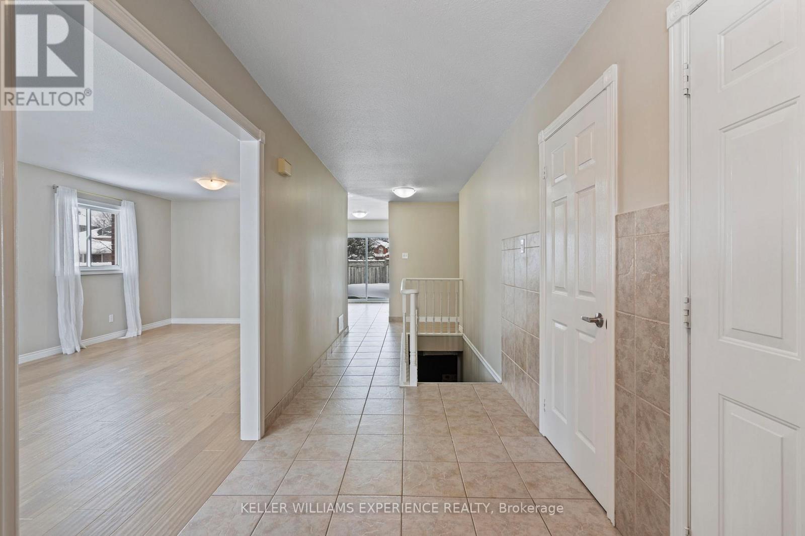62 Mapleton Avenue, Barrie, Ontario  L4N 7L6 - Photo 7 - S12111268