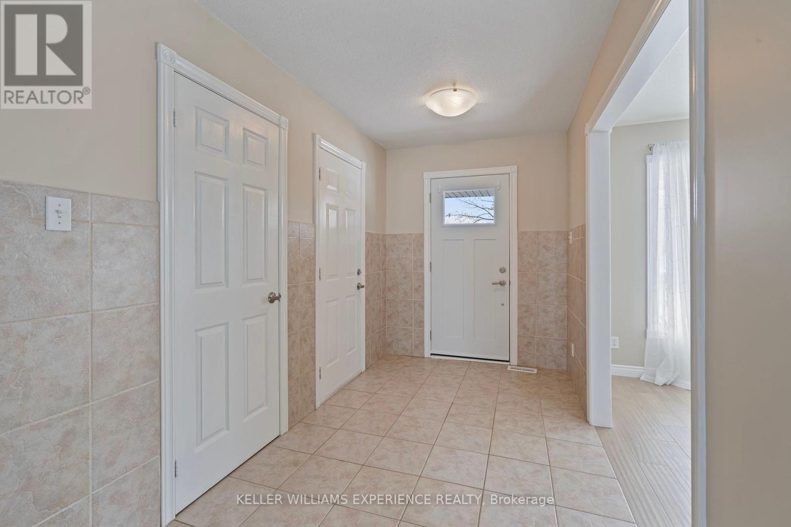 62 Mapleton Avenue, Barrie, Ontario  L4N 7L6 - Photo 8 - S12111268
