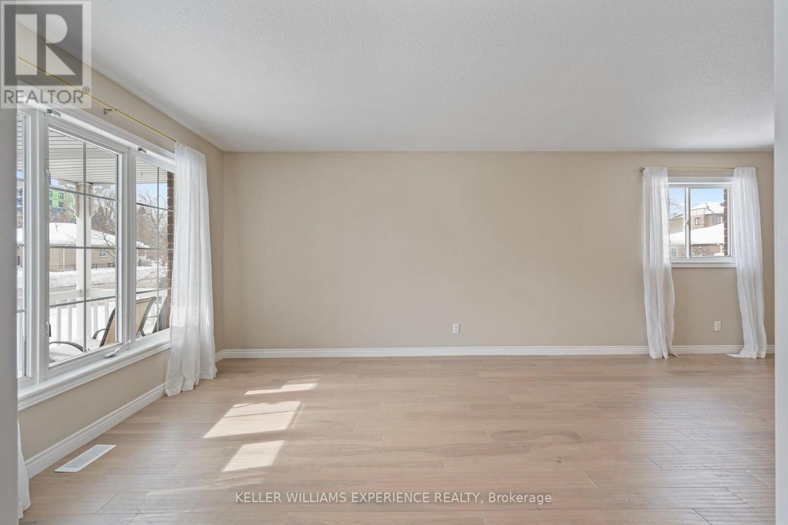 62 Mapleton Avenue, Barrie, Ontario  L4N 7L6 - Photo 9 - S12111268