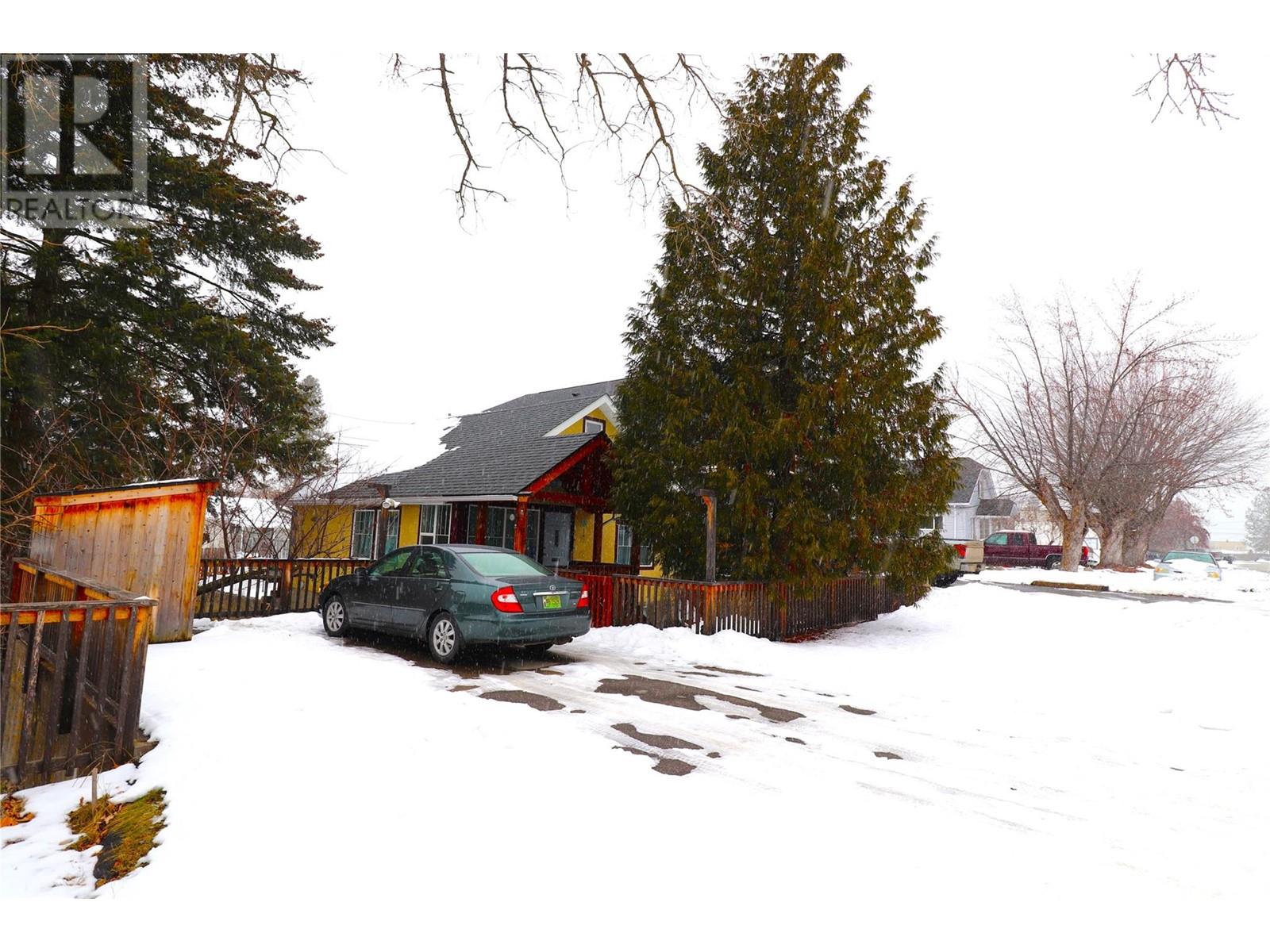 312 8TH Avenue, Castlegar, British Columbia