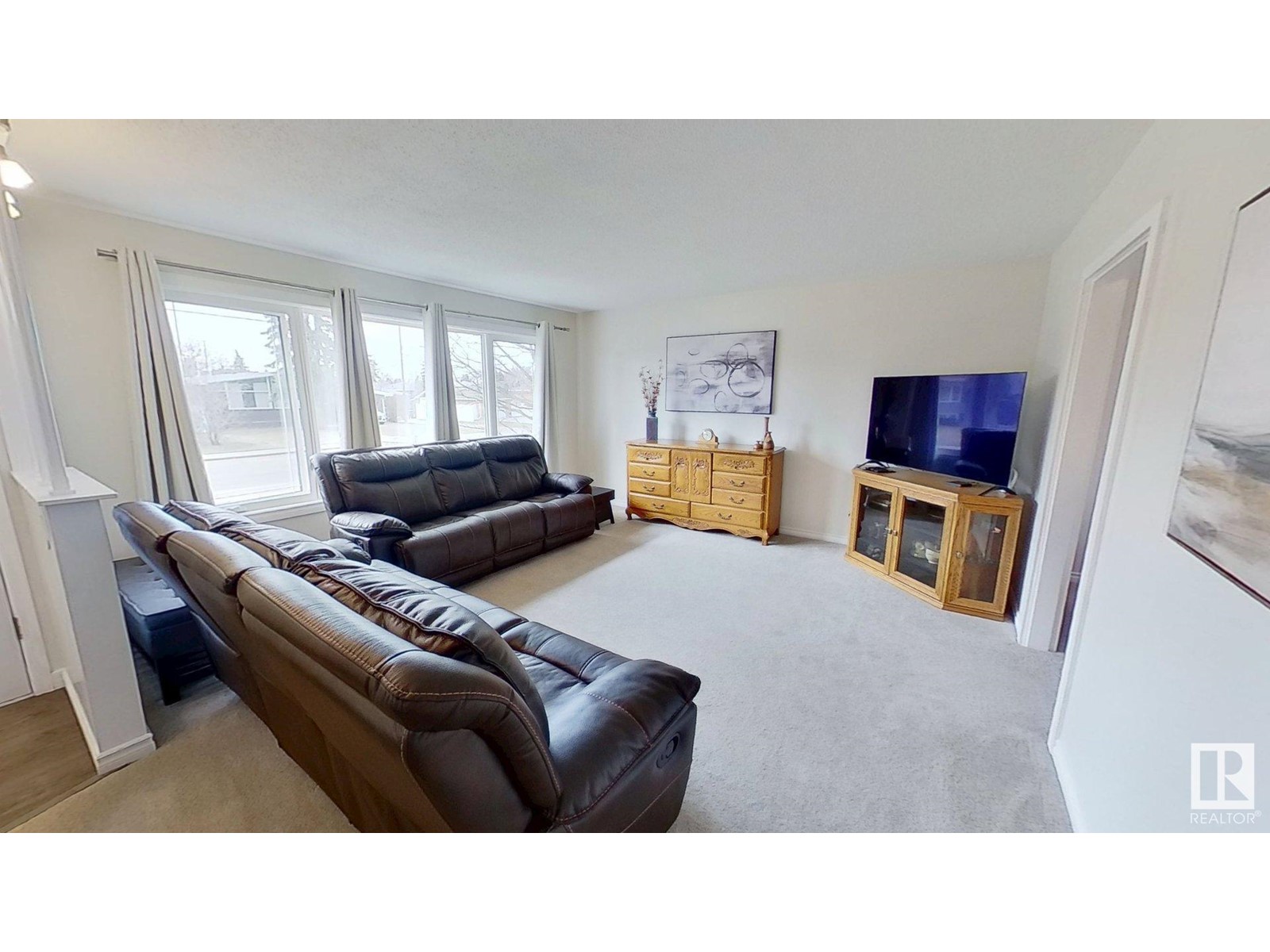 Property at 11308 57 AV NW image 4