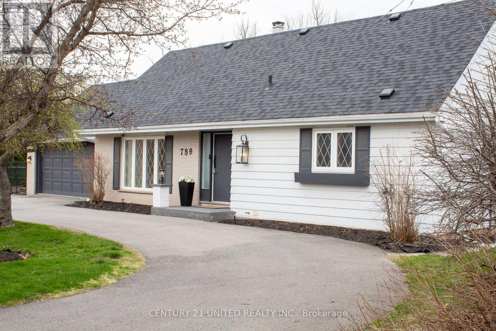 Property at 789 PARKHILL ROAD W image 2