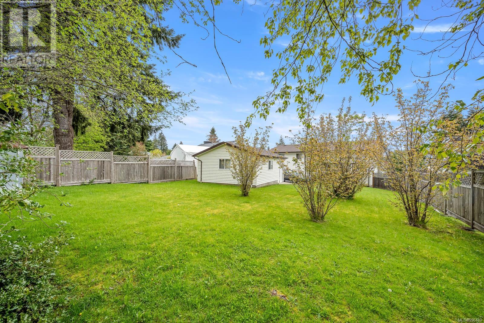 Property at 2034 Cedar Cres image 3