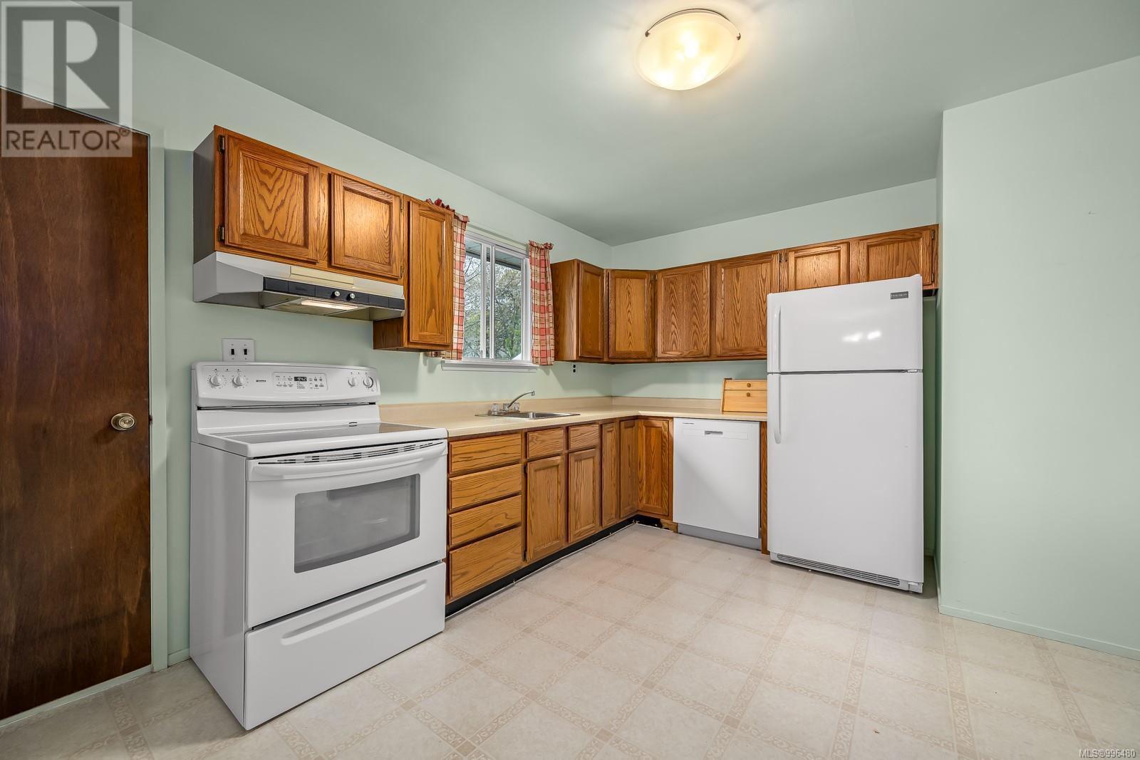 Property at 2034 Cedar Cres image 4