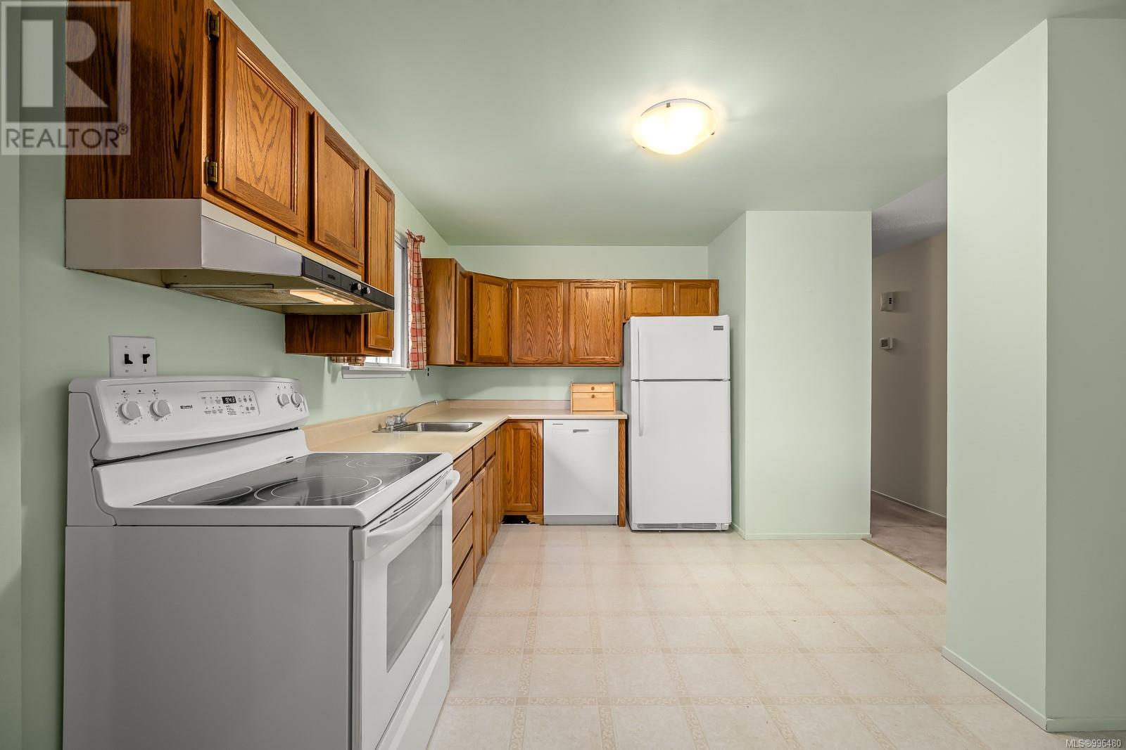 Property at 2034 Cedar Cres image 5