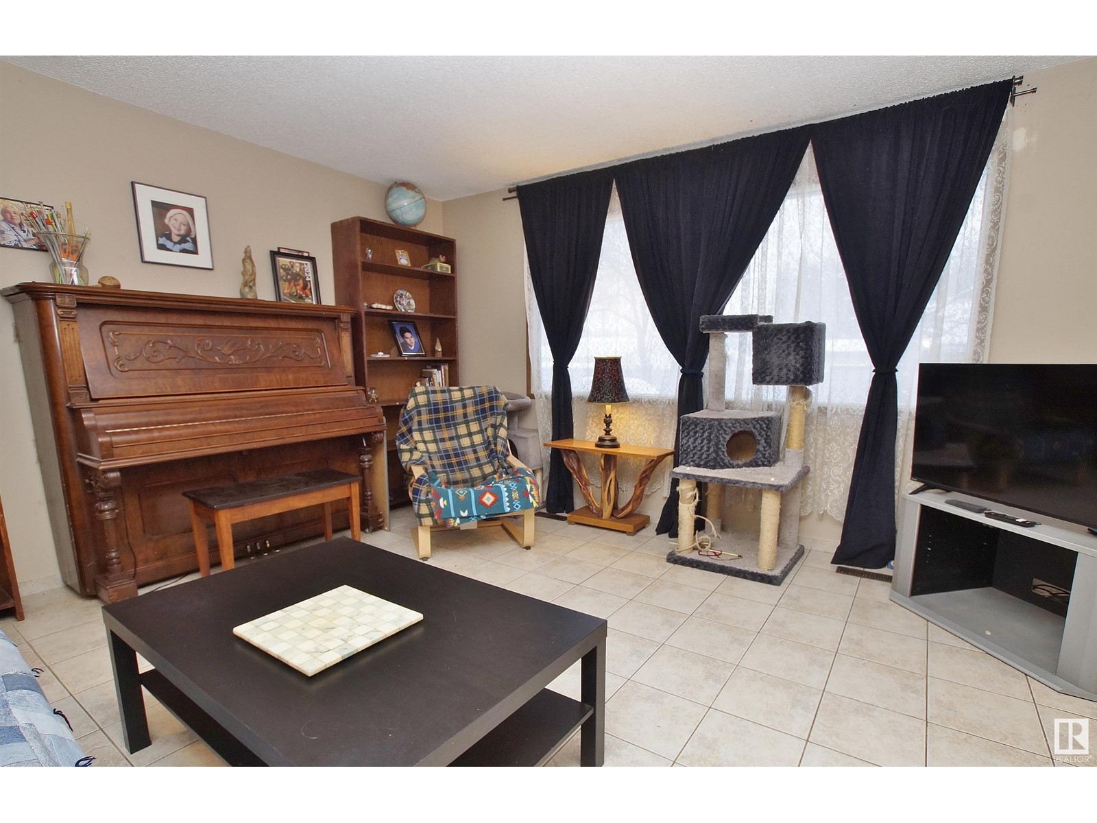 Property at 8318 122 AV NW image 4