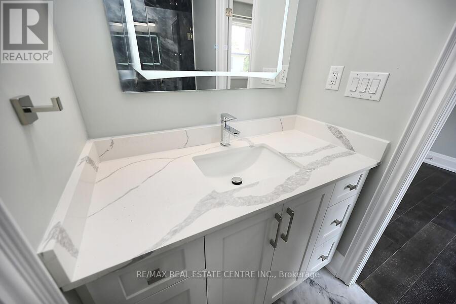 526 Selsey Drive, Mississauga, Ontario  L5A 1B9 - Photo 27 - W11996405