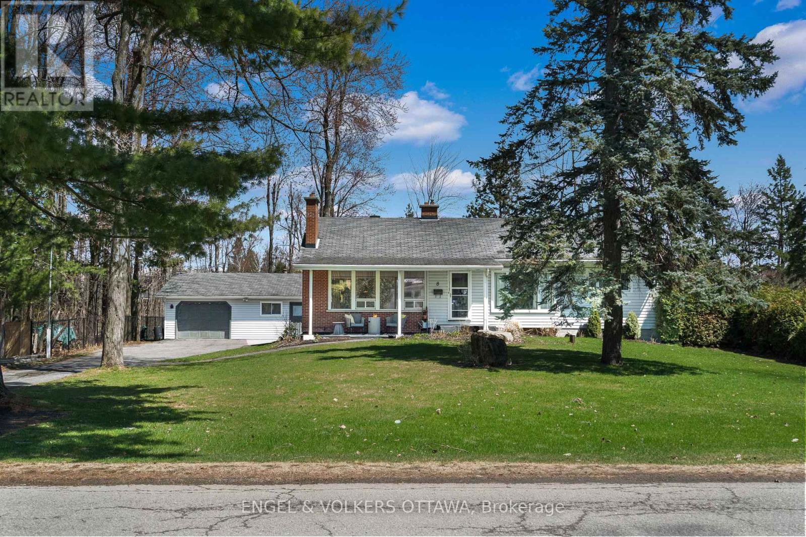 8 Pineglen Crescent, Pineglen, Ottawa by Laura Keller Real Estate Team 8 Pineglen Crescent, Pineglen, Ottawa
