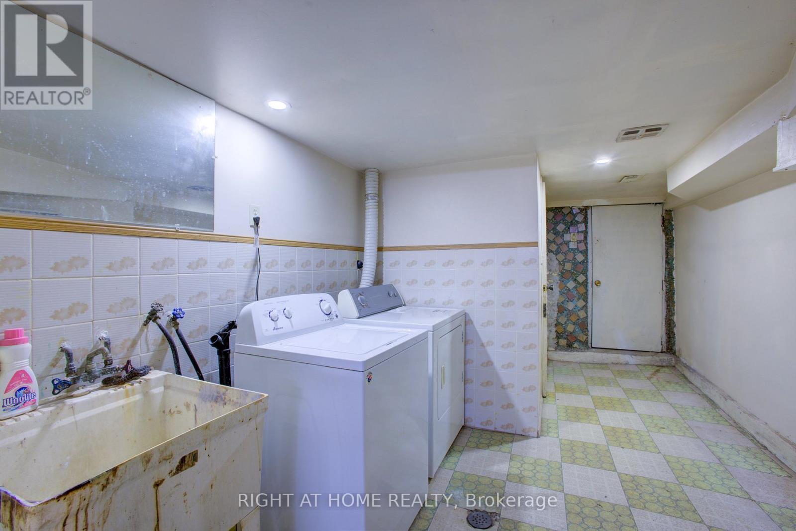 82 Uxbridge Avenue E, Toronto, Ontario  M6N 2Y2 - Photo 24 - W12111449