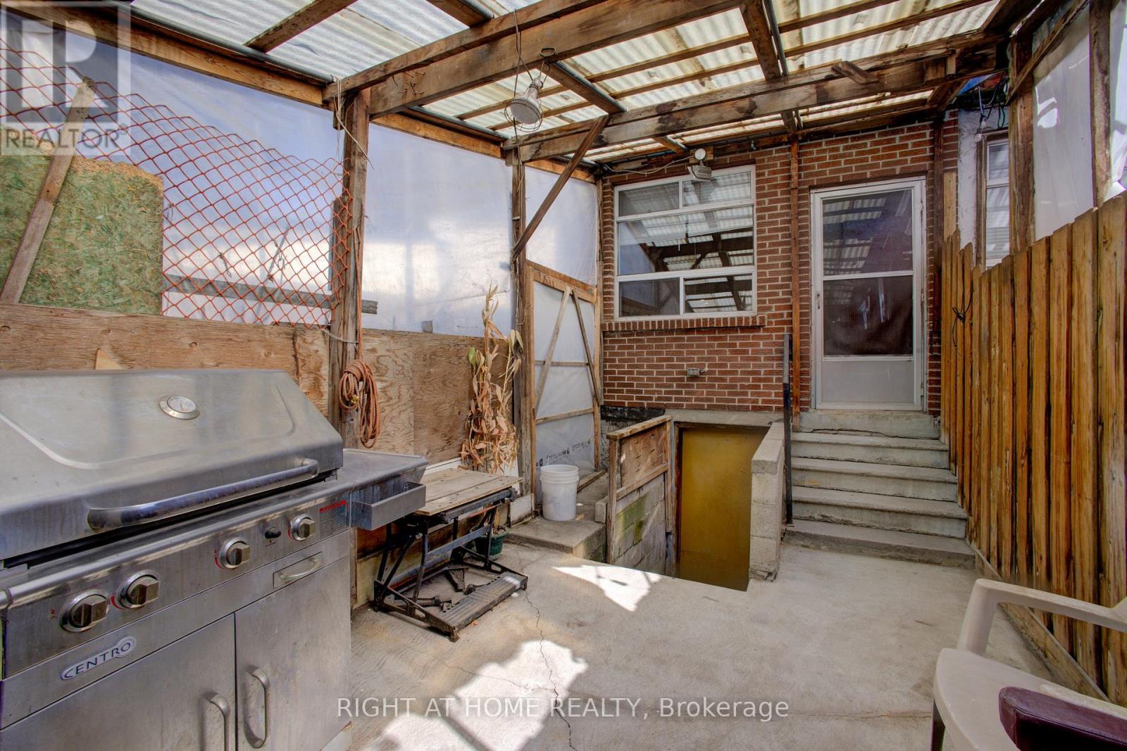 82 Uxbridge Avenue E, Toronto, Ontario  M6N 2Y2 - Photo 26 - W12111449