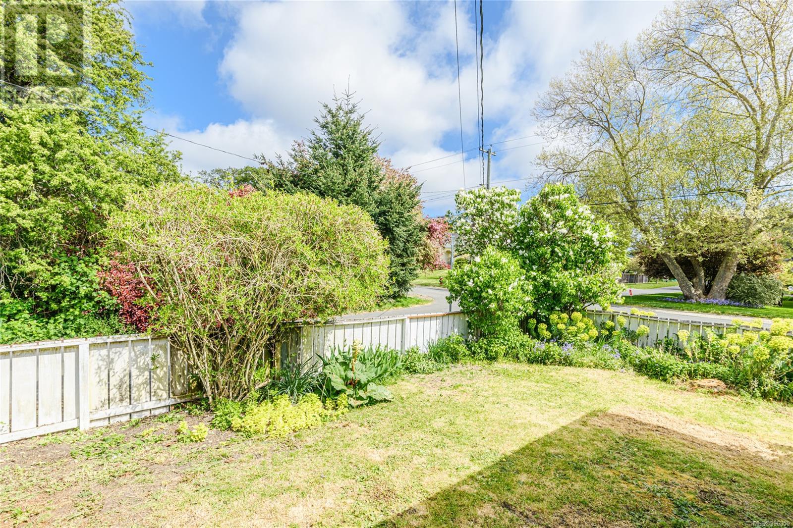 999 Leslie Dr, Saanich, British Columbia  V8X 2Y7 - Photo 16 - 996350