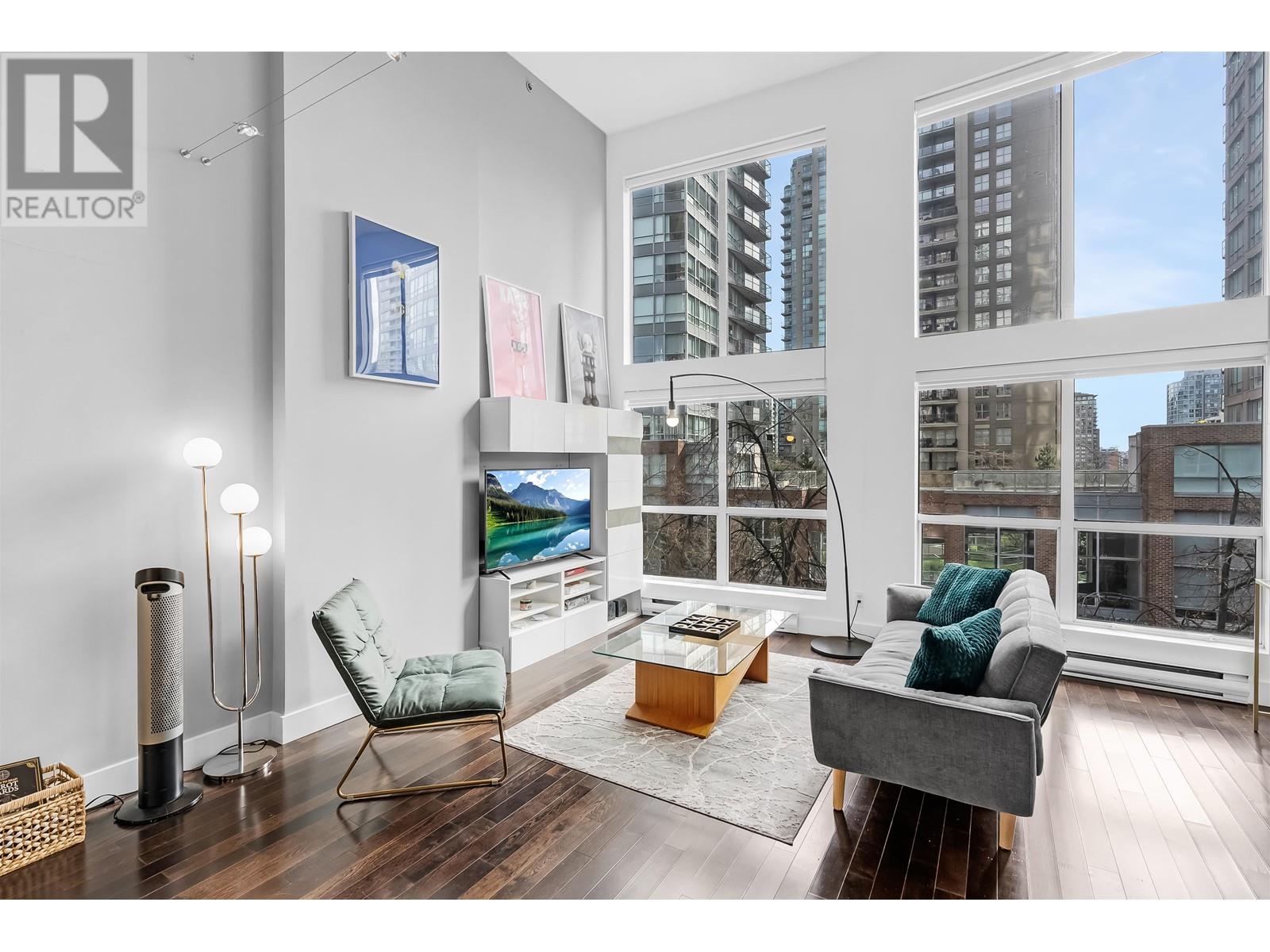 318 933 Seymour Street, Vancouver, British Columbia  V6B 6L6 - Photo 2 - R2996041