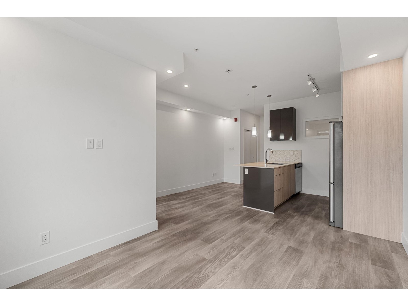 303 6468 195a Street, Surrey, British Columbia  V4N 6R6 - Photo 3 - R2994623