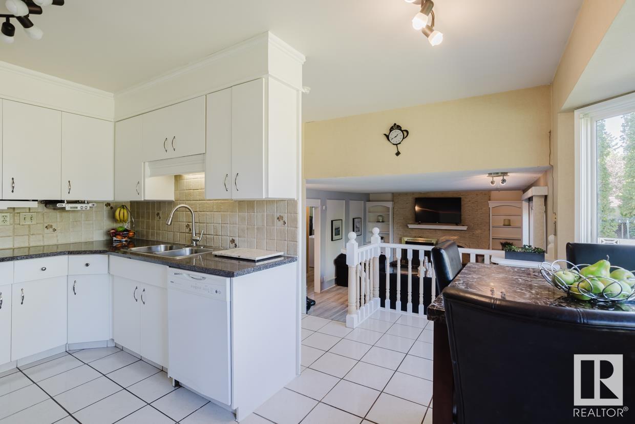 Property at 7404 41 AV NW image 3