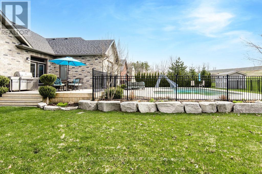 25 Mennill Drive, Springwater (Snow Valley), Ontario  L0L 1Y3 - Photo 42 - S12111575