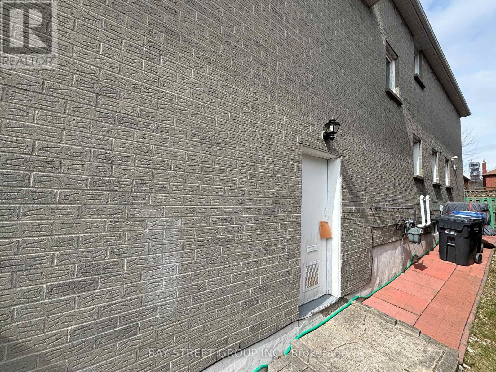 Bsmt - 141 Surbray Grove, Mississauga, Ontario  L5B 2E2 - Photo 2 - W12111620