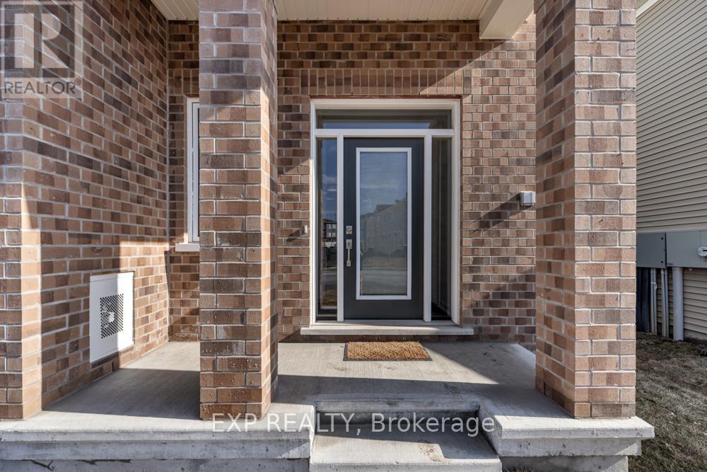 279 Falsetto Street, Ottawa, Ontario  K1W 0S4 - Photo 4 - X12079760