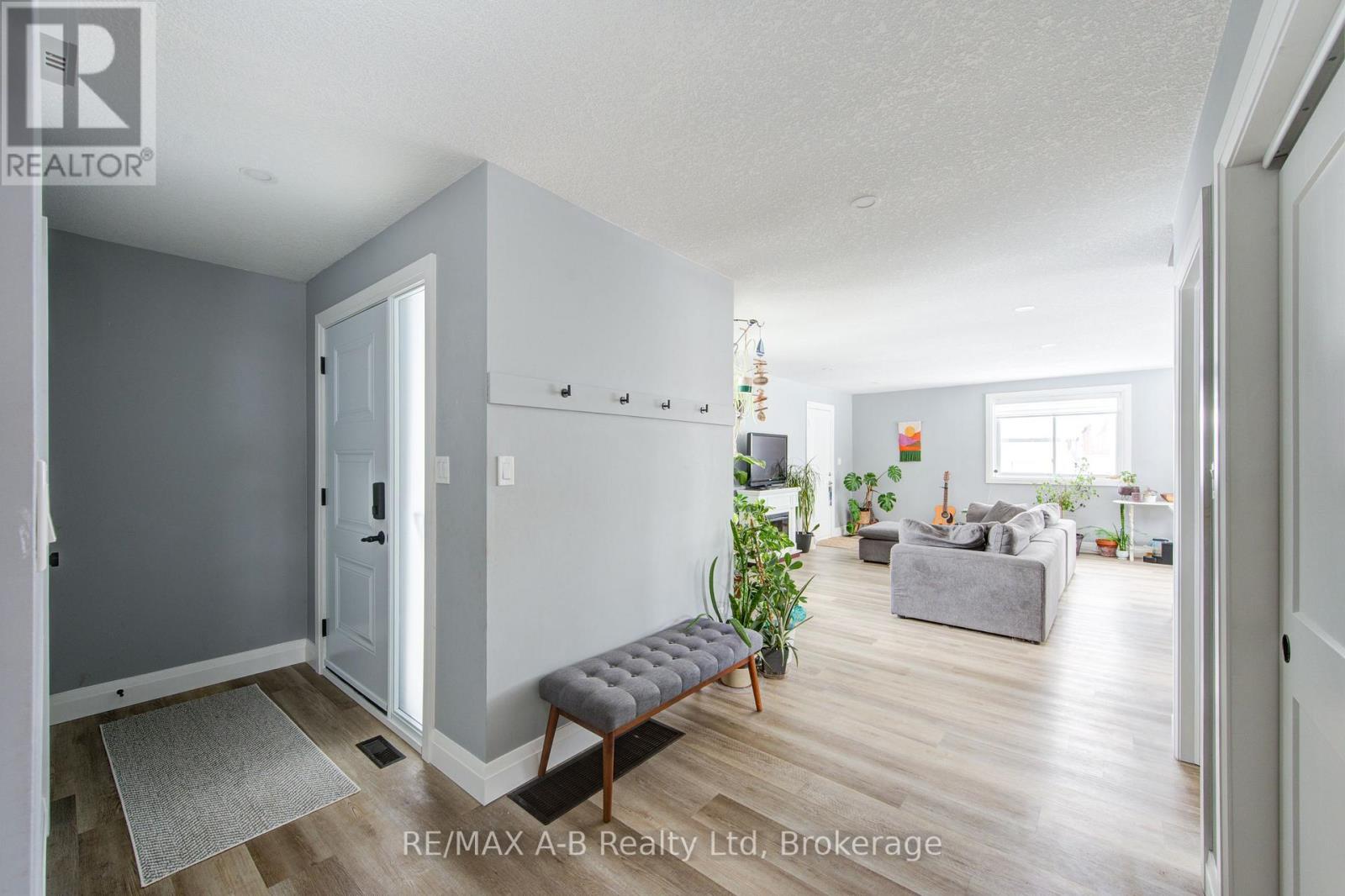 Property at 35 WELLINGTON STREET image 3