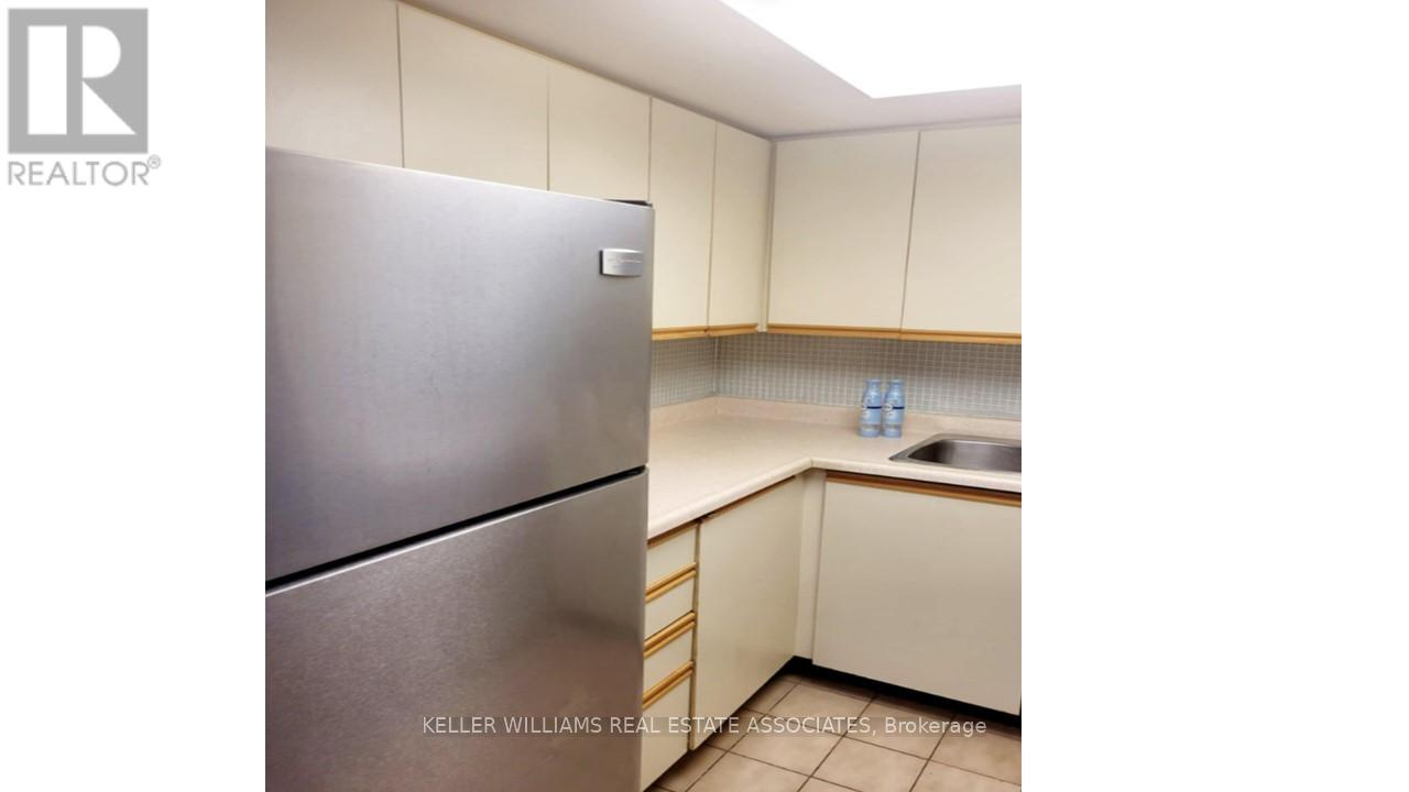 404 - 25 Agnes Street N, Mississauga, Ontario  L5B 3X7 - Photo 10 - W12111714