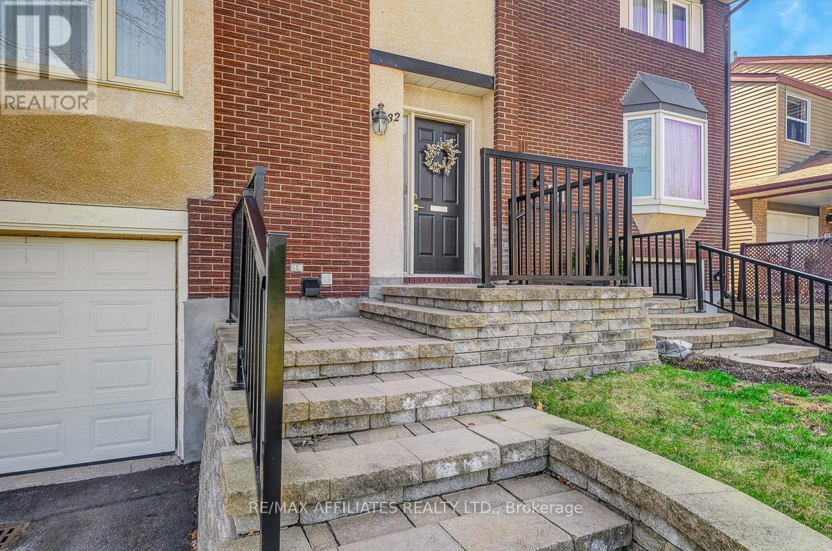 32 Gillespie Crescent, Ottawa, Ontario  K1V 9X8 - Photo 3 - X12111846