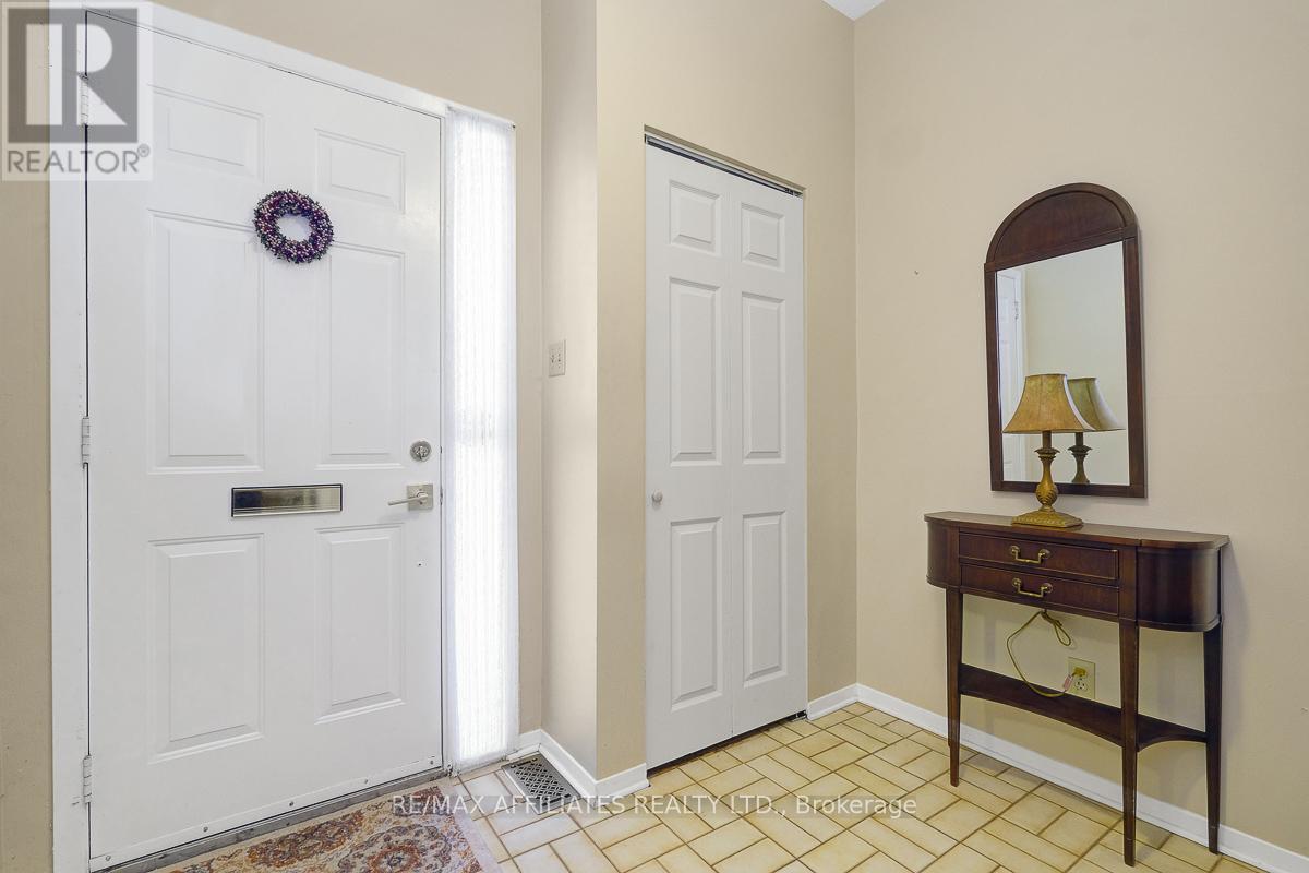 32 Gillespie Crescent, Ottawa, Ontario  K1V 9X8 - Photo 5 - X12111846