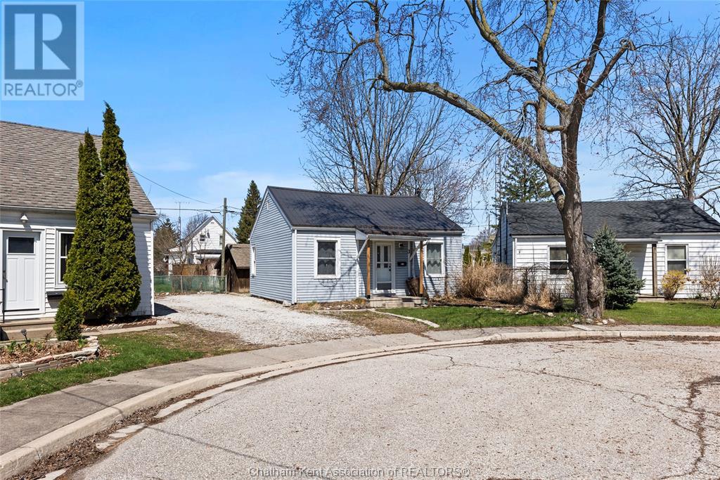 3 Montgomery Crescent, Wallaceburg, Ontario  N8A 1P3 - Photo 5 - 25008012