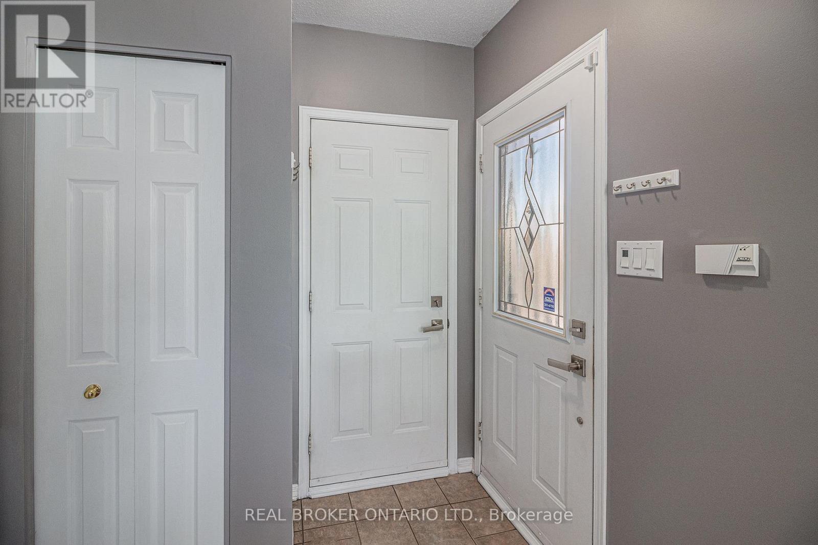 1451 Bonneville Crescent, Ottawa, Ontario  K1C 7N2 - Photo 5 - X12111885