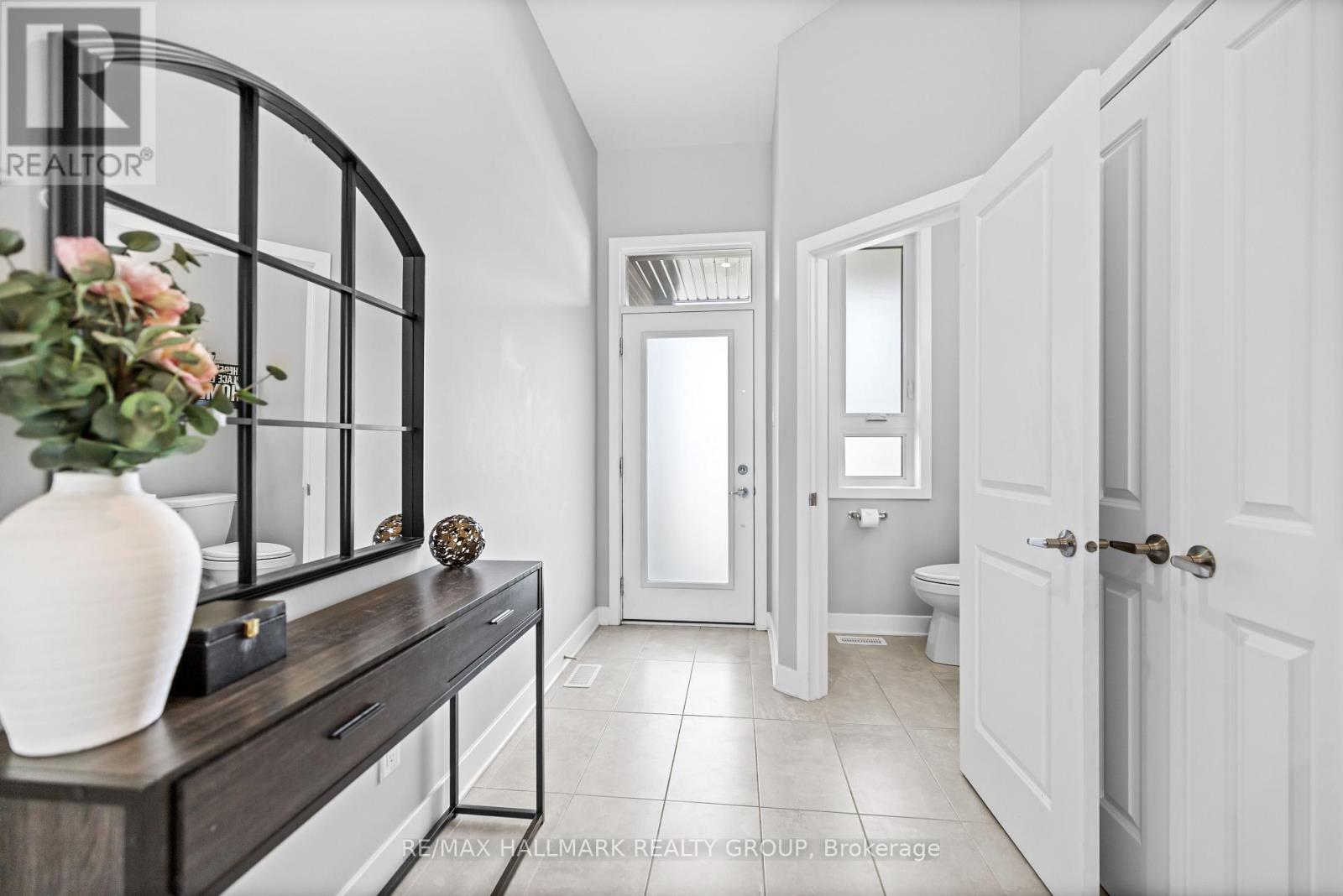 523 Rathburn Lane, Ottawa, Ontario  K1T 0T4 - Photo 3 - X12111905