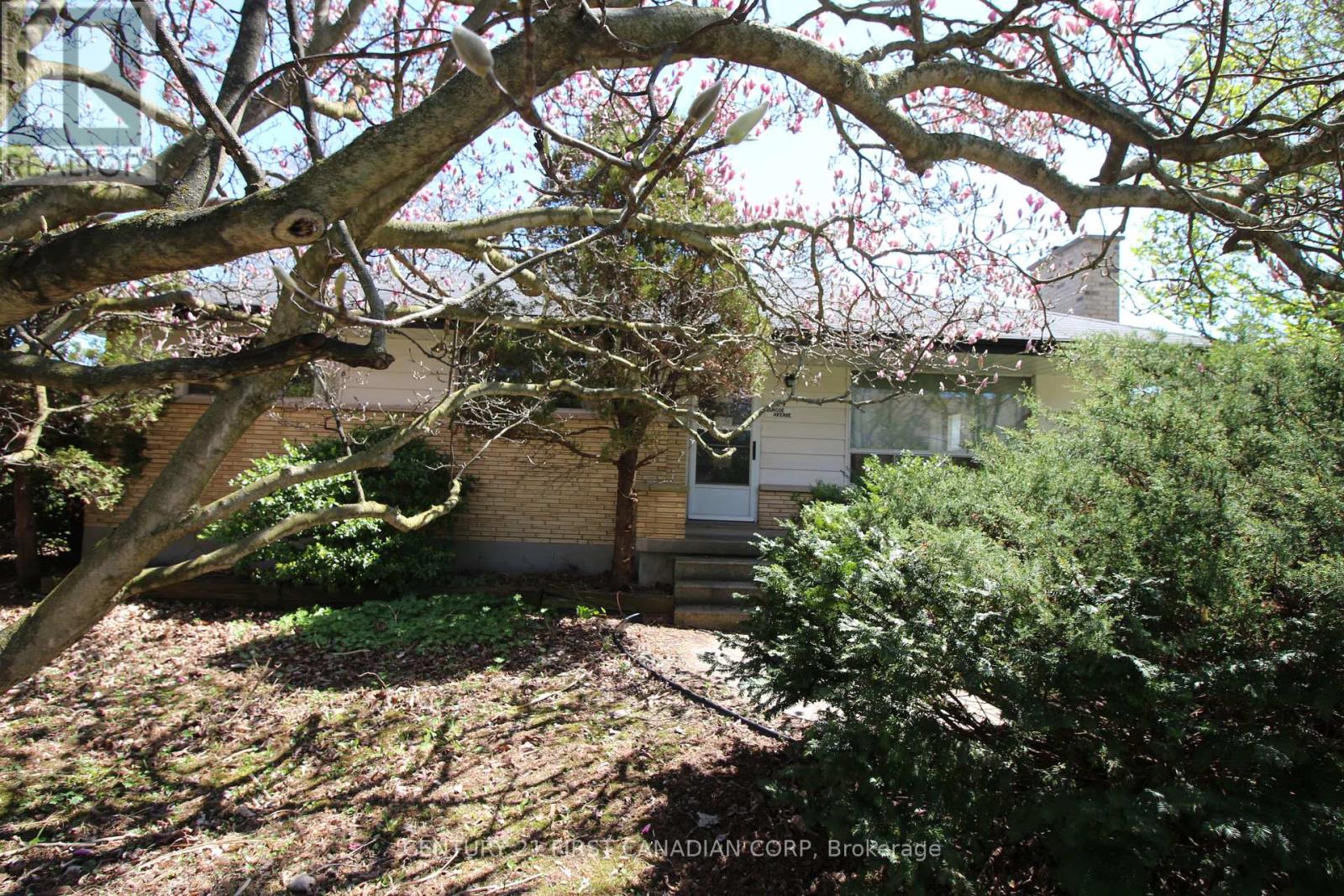 104 Simcoe Avenue, Middlesex Centre, Ontario N0L 1R0 - Photo 5 - X12112026
