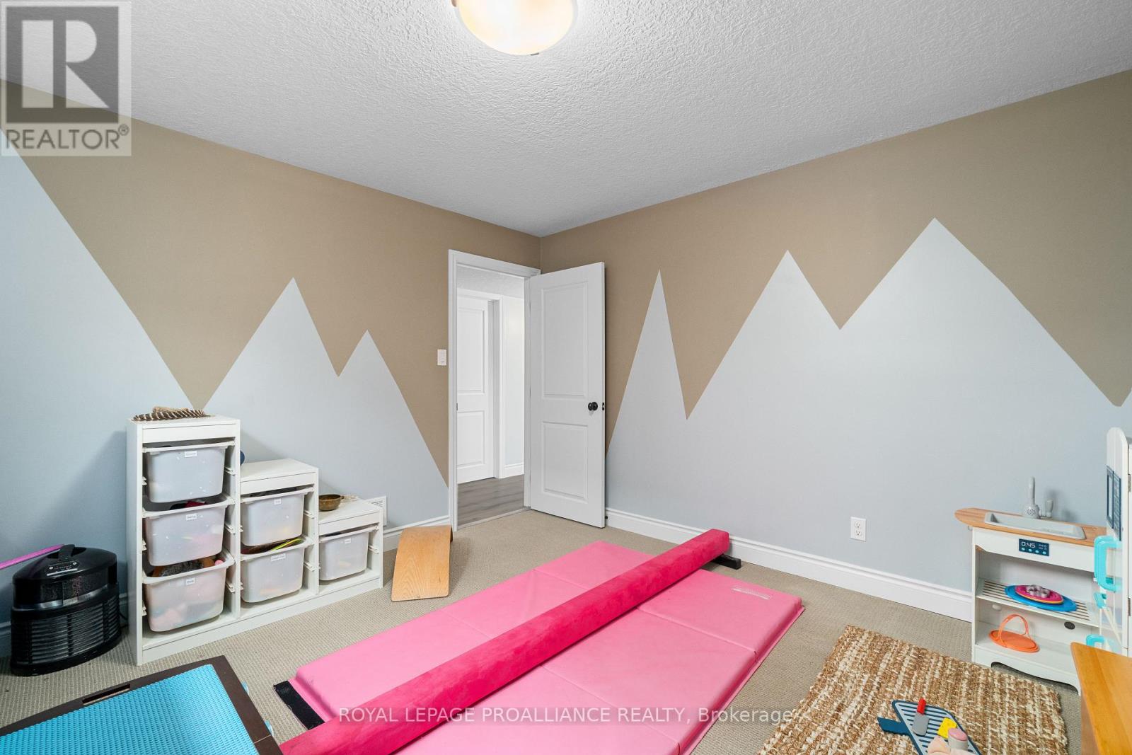 19 Freedom Crescent, Quinte West, Ontario K8V 0C1 - Photo 35 - X12112183