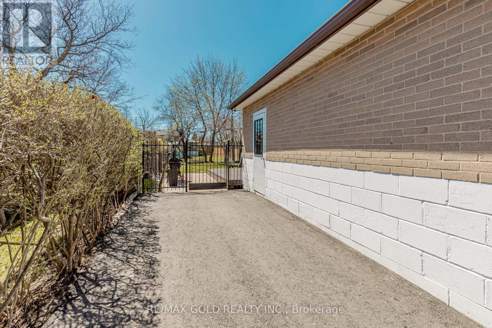 37 Brookdale Crescent, Brampton (Avondale), Ontario  L6T 1M8 - Photo 45 - W12112050