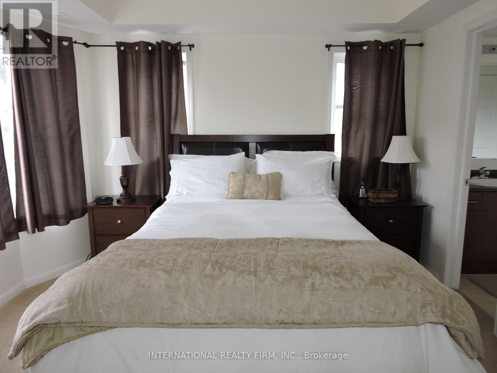 2 - 714 Neighbourhood Circle, Mississauga, Ontario  L5B 0B4 - Photo 2 - W12112126