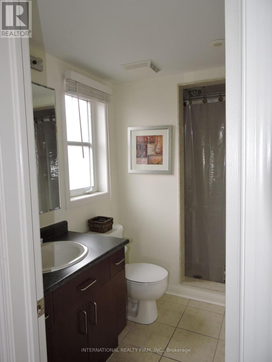 2 - 714 Neighbourhood Circle, Mississauga, Ontario  L5B 0B4 - Photo 3 - W12112126