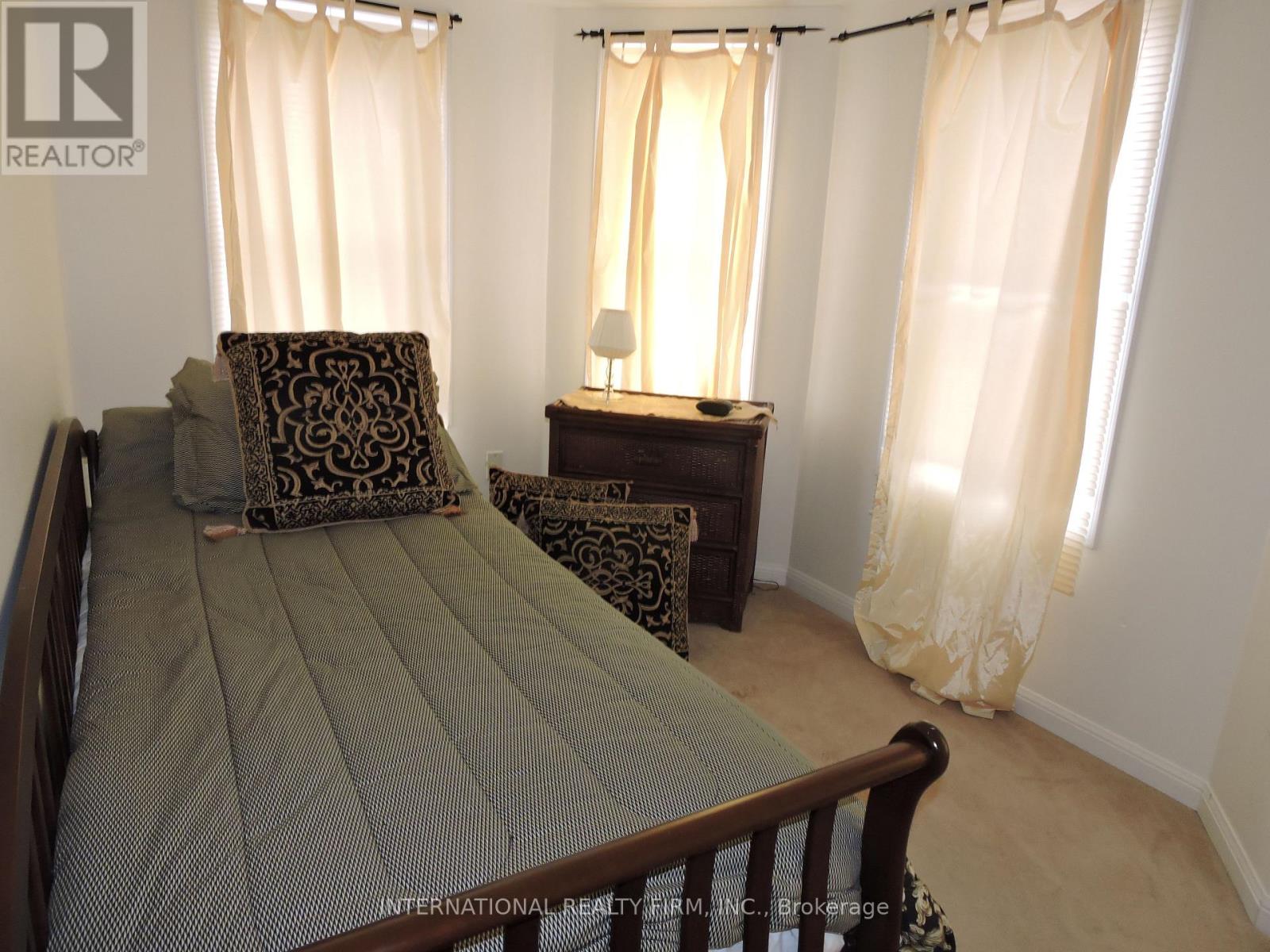 2 - 714 Neighbourhood Circle, Mississauga, Ontario  L5B 0B4 - Photo 4 - W12112126