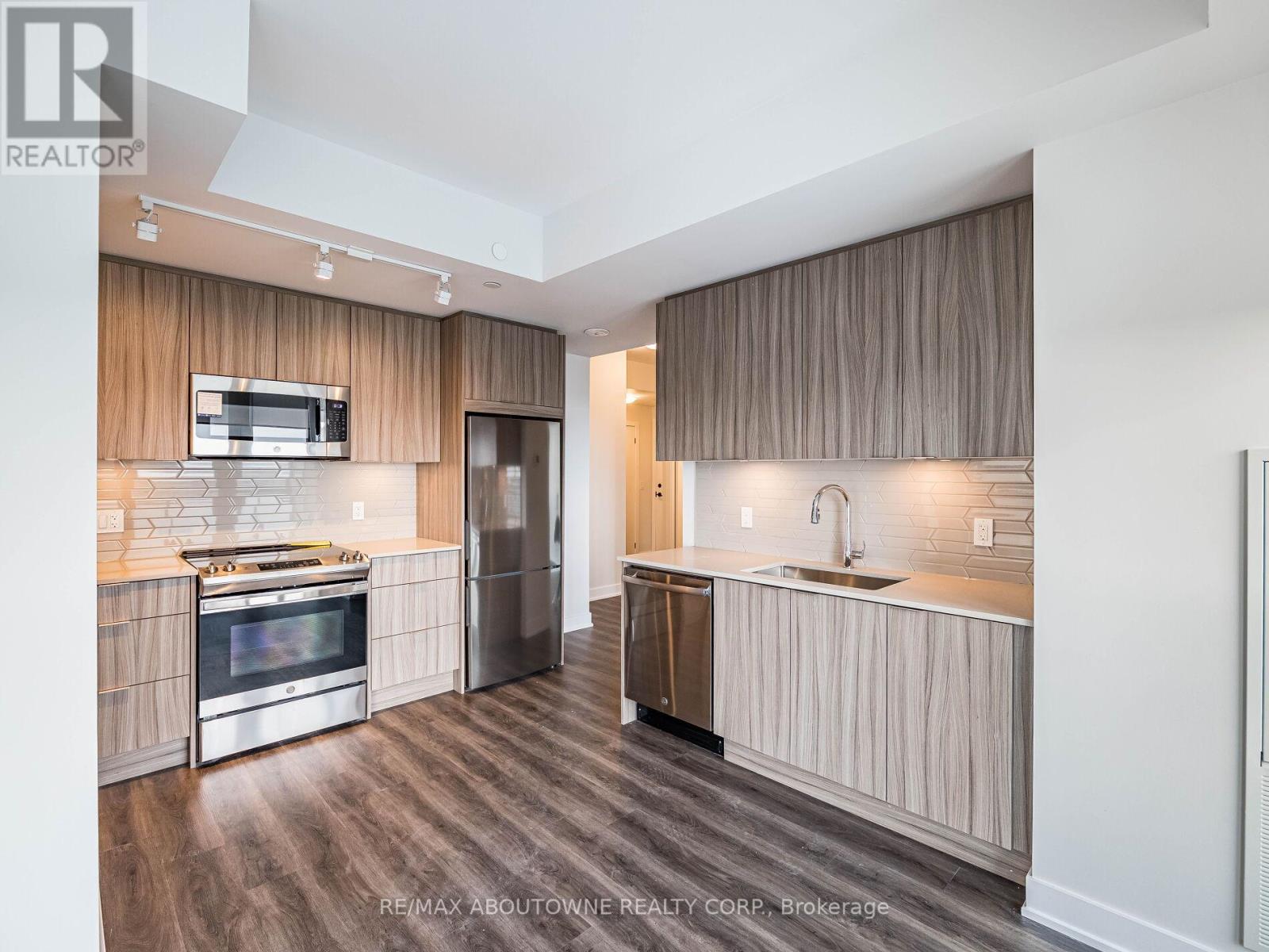 1008 - 430 Square One Drive, Mississauga, Ontario  L5B 0L6 - Photo 14 - W12112175