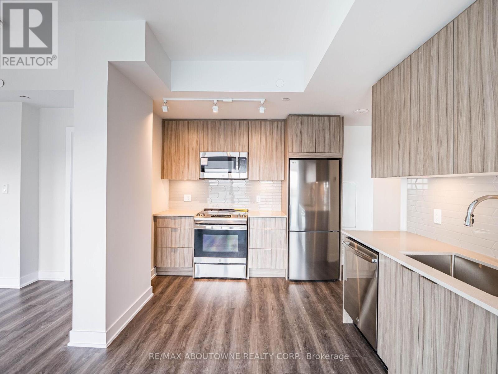 1008 - 430 Square One Drive, Mississauga, Ontario  L5B 0L6 - Photo 15 - W12112175