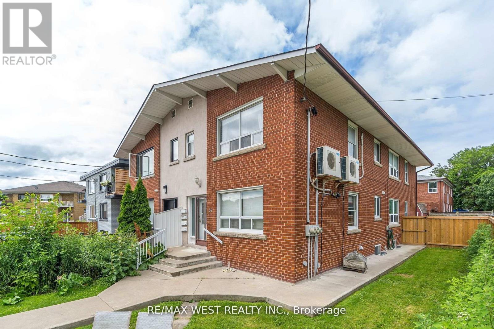 Main Floor - 34 Penhurst Avenue, Toronto (Stonegate-Queensway), Ontario  M8Y 3A9 - Photo 1 - W12112197