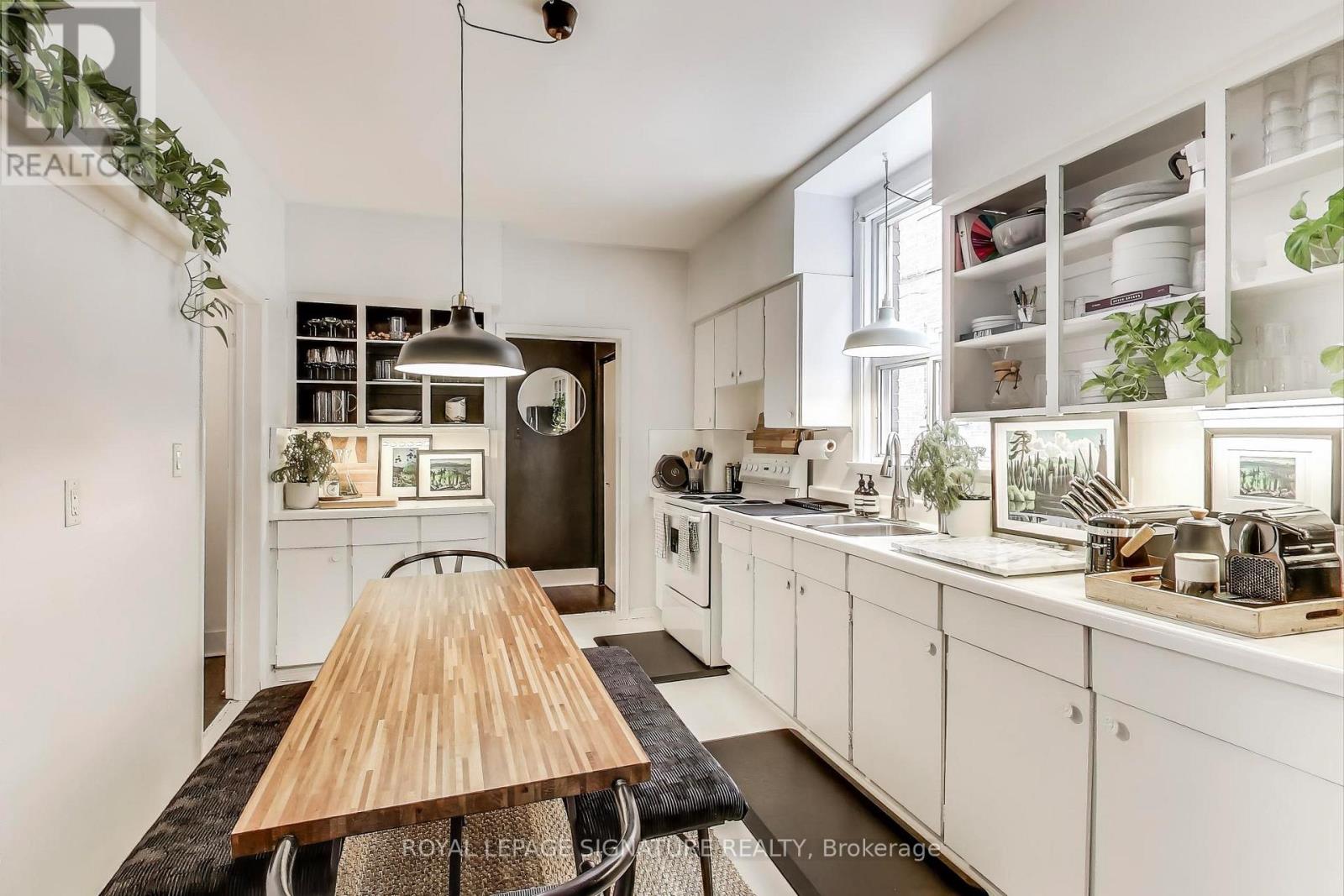 232 Pacific Avenue, Toronto, Ontario  M6P 2P5 - Photo 6 - W12112222