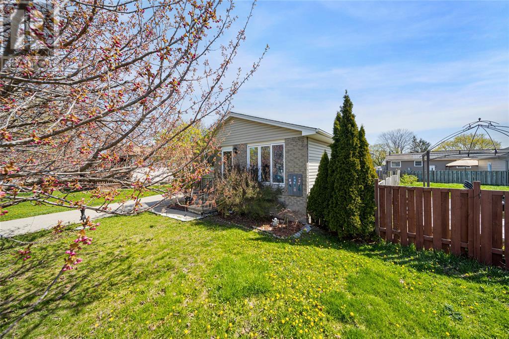 Property at 346 Somerset CRESCENT image 2