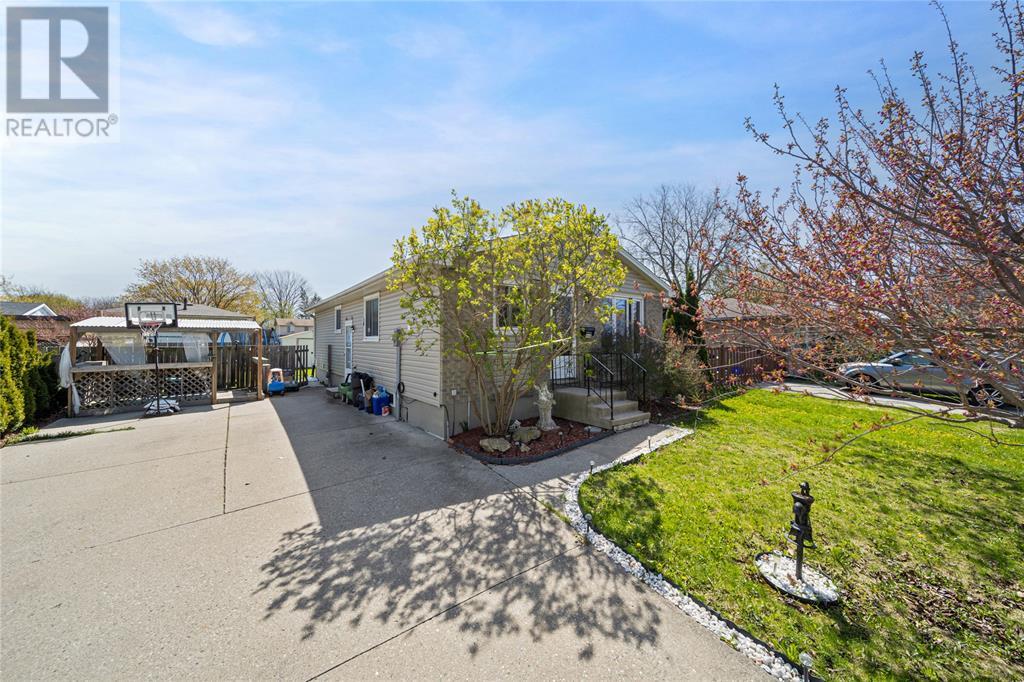 Property at 346 Somerset CRESCENT image 3