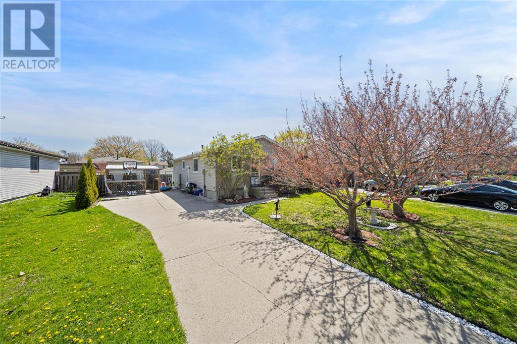 Property at 346 Somerset CRESCENT image 4