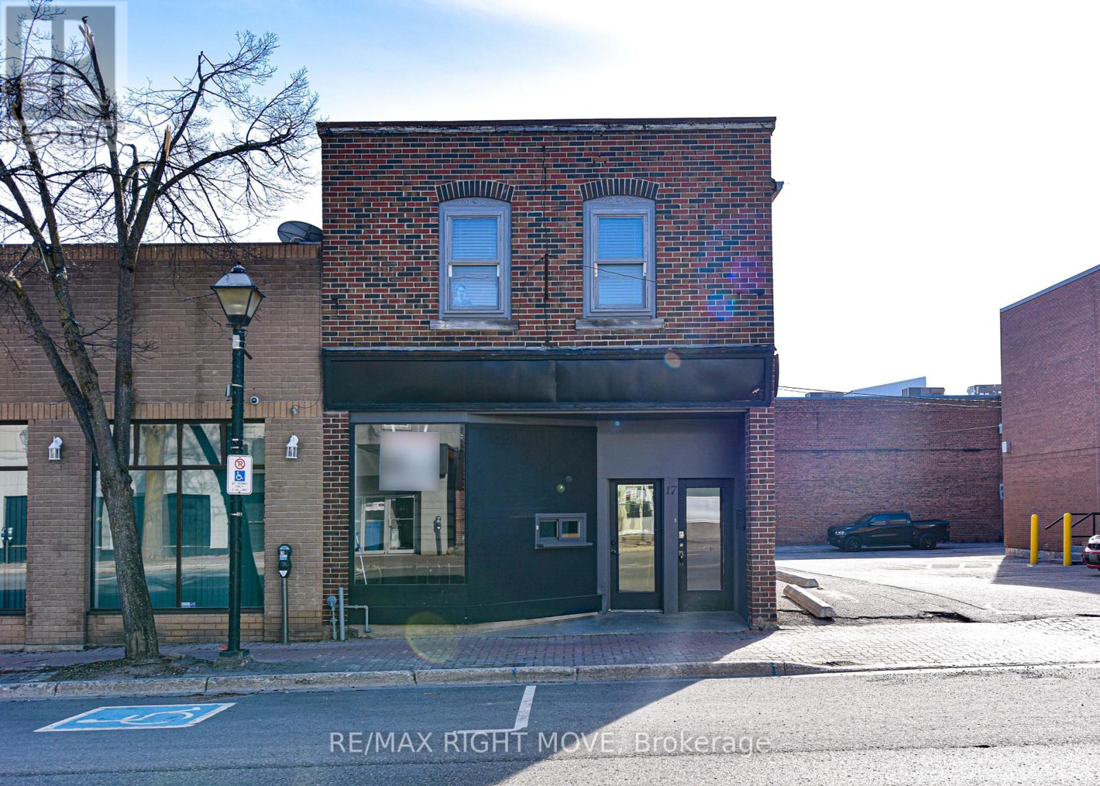 17 West Street S, Orillia, Ontario  L3V 5G2 - Photo 2 - S12112337